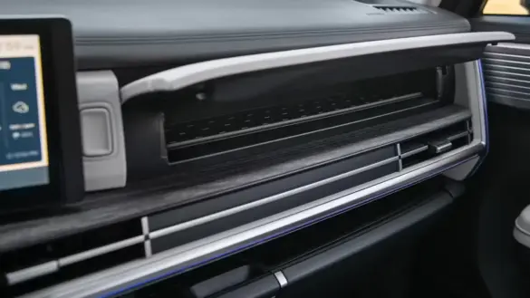 2024-hyundai-santa-fe-uv-c-sterilization-compartment