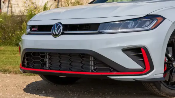 2025-volkswagen-jetta-gli-18-of-35